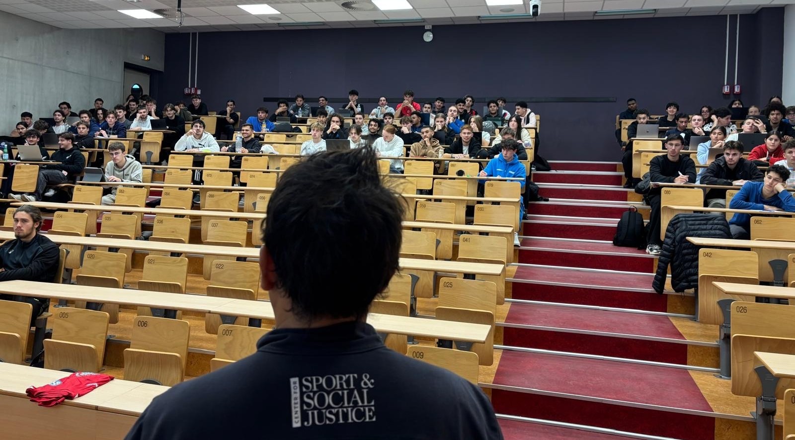 Kinesiology Faculty Presents Research in France