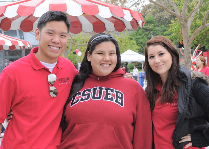 students smiling at orientation