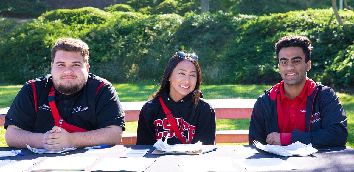 Tres estudiantes de Cal State East Bay sonriendo
