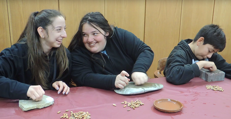 3 kids using beads