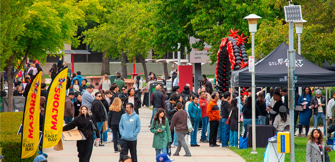 Group of new students at Cal State East Bay's Admitted Students Day