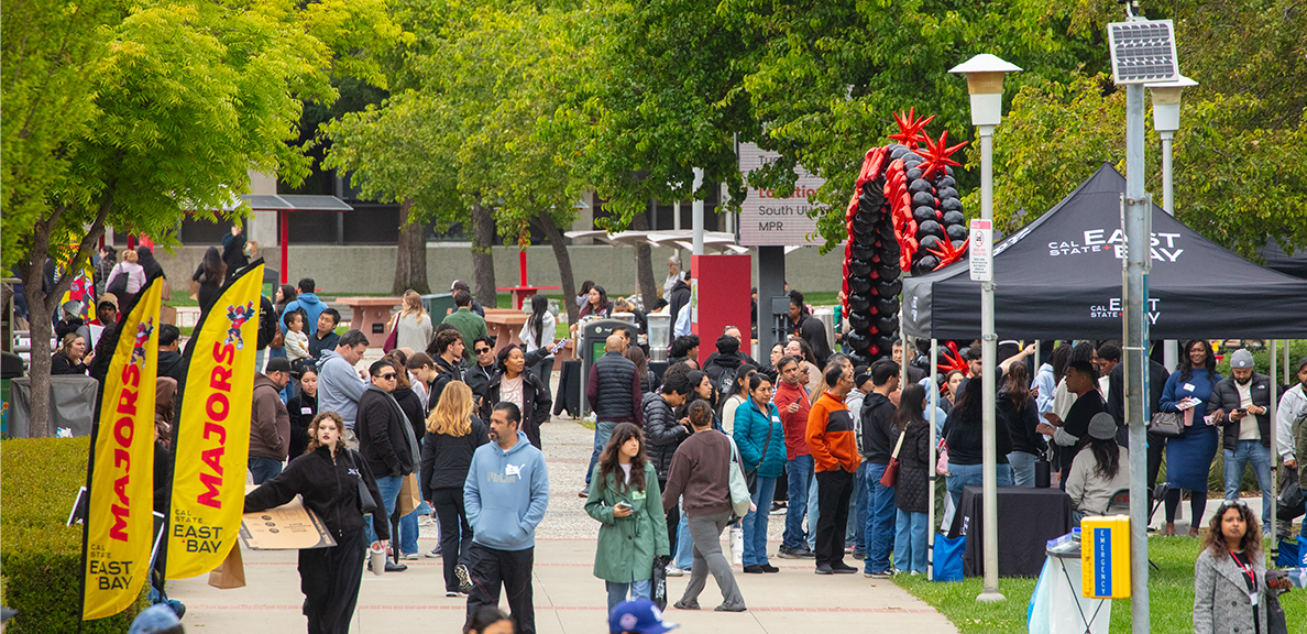 Group of new students at Cal State East Bay's Admitted Students Day