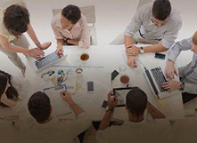 7 people having a meeting from the top view