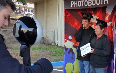 2 guys at the photobooth (by: Barry Zepel)