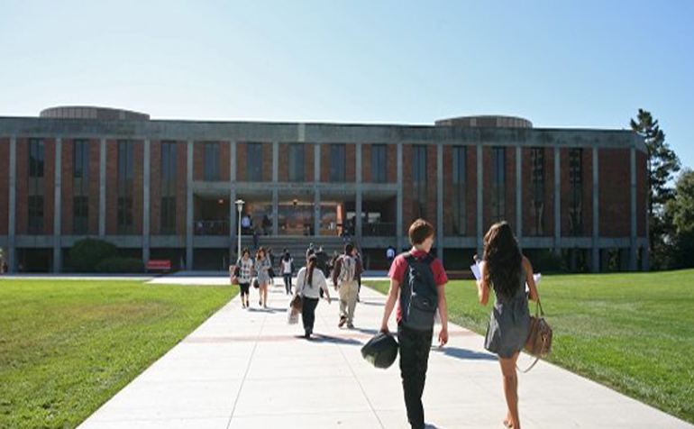 Students walking towards Mieklejohn Building at CSUEB