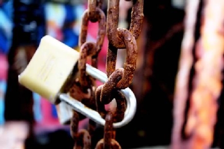 lock on rusty chain