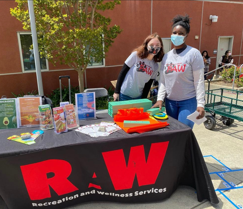 farmers market raw tabling